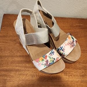 **Women's Floral Wedge Sandals⭐️